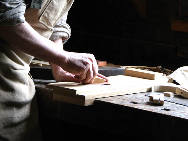 Ofrecemos un servicio de <strong>carpintería  de madera y ebanistería en Sayalonga</strong> adaptado a las necesidades del <strong>cliente</strong>.